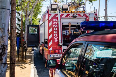 Seville, İspanya - 05 Mayıs 2022 İspanya 'nın en ünlü festivali Feria de Sevilla' ya müdahale eden İtfaiyeci iki yıllık yokluğundan sonra bir salgın nedeniyle geri döndü.