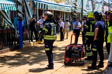 Seville, İspanya - 05 Mayıs 2022 İspanya 'nın en ünlü festivali Feria de Sevilla' ya müdahale eden İtfaiyeci iki yıllık yokluğundan sonra bir salgın nedeniyle geri döndü.