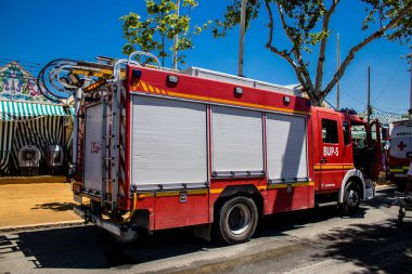Seville, İspanya - 05 Mayıs 2022 İspanya 'nın en ünlü festivali Feria de Sevilla' ya müdahale eden İtfaiyeci iki yıllık yokluğundan sonra bir salgın nedeniyle geri döndü.
