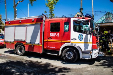 Seville, İspanya - 05 Mayıs 2022 İspanya 'nın en ünlü festivali Feria de Sevilla' ya müdahale eden İtfaiyeci iki yıllık yokluğundan sonra bir salgın nedeniyle geri döndü.