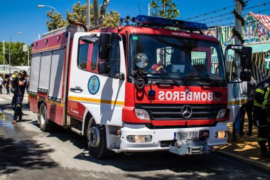 Seville, İspanya - 05 Mayıs 2022 İspanya 'nın en ünlü festivali Feria de Sevilla' ya müdahale eden İtfaiyeci iki yıllık yokluğundan sonra bir salgın nedeniyle geri döndü.