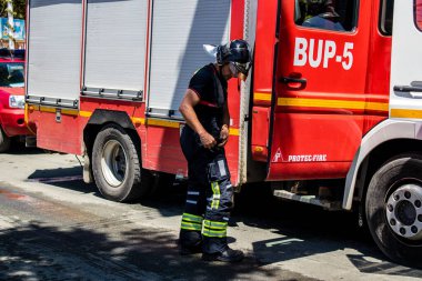 Seville, İspanya - 05 Mayıs 2022 İspanya 'nın en ünlü festivali Feria de Sevilla' ya müdahale eden İtfaiyeci iki yıllık yokluğundan sonra bir salgın nedeniyle geri döndü.