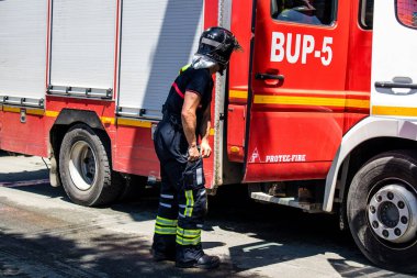 Seville, İspanya - 05 Mayıs 2022 İspanya 'nın en ünlü festivali Feria de Sevilla' ya müdahale eden İtfaiyeci iki yıllık yokluğundan sonra bir salgın nedeniyle geri döndü.