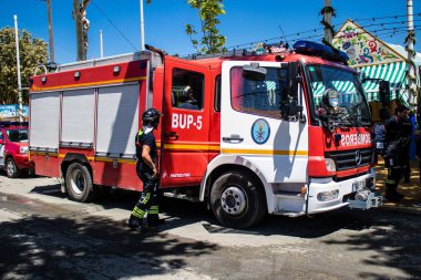 Seville, İspanya - 05 Mayıs 2022 İspanya 'nın en ünlü festivali Feria de Sevilla' ya müdahale eden İtfaiyeci iki yıllık yokluğundan sonra bir salgın nedeniyle geri döndü.