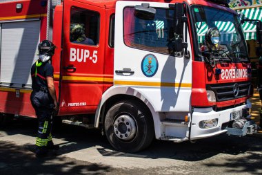 Seville, İspanya - 05 Mayıs 2022 İspanya 'nın en ünlü festivali Feria de Sevilla' ya müdahale eden İtfaiyeci iki yıllık yokluğundan sonra bir salgın nedeniyle geri döndü.