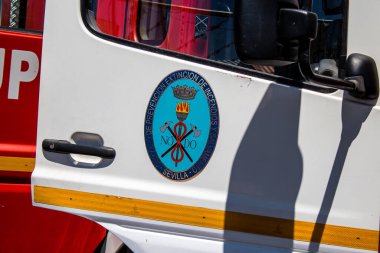 Seville, İspanya - 05 Mayıs 2022 İspanya 'nın en ünlü festivali Feria de Sevilla' ya müdahale eden İtfaiyeci iki yıllık yokluğundan sonra bir salgın nedeniyle geri döndü.