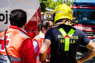 Seville, İspanya - 05 Mayıs 2022 İspanya 'nın en ünlü festivali Feria de Sevilla' ya müdahale eden İtfaiyeci iki yıllık yokluğundan sonra bir salgın nedeniyle geri döndü.