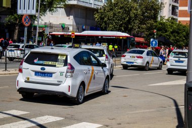 Seville, İspanya - 05 Mayıs 2022 İspanya 'nın en ünlü festivali Feria de Sevilla' da taksiler salgın hastalık nedeniyle iki yıllık yokluğundan sonra geri döndü.