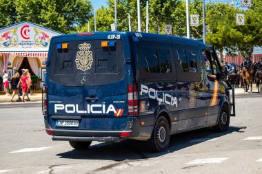 Seville, İspanya - 5 Mayıs 2022 İspanya 'nın en ünlü festivali olan Feria de Sevilla sırasında sokaklarda devriye gezen polis, iki yıl süren şiddetli salgından sonra geri döndü.