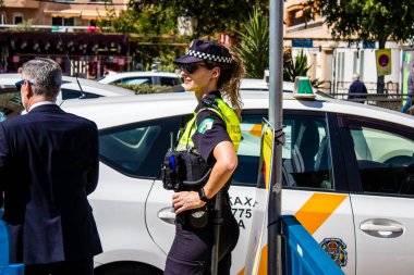 Seville, İspanya - 5 Mayıs 2022 İspanya 'nın en ünlü festivali olan Feria de Sevilla sırasında sokaklarda devriye gezen polis, iki yıl süren şiddetli salgından sonra geri döndü.