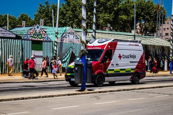Seville, İspanya - 5 Mayıs 2022 'de İspanya' nın en ünlü festivali Feria de Sevilla 'da ambülans salgını nedeniyle iki yıllık yokluğunun ardından bu kutlama geri döndü.