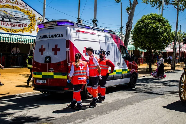 Seville, İspanya - 5 Mayıs 2022 'de İspanya' nın en ünlü festivali Feria de Sevilla 'da ambülans salgını nedeniyle iki yıllık yokluğunun ardından bu kutlama geri döndü.