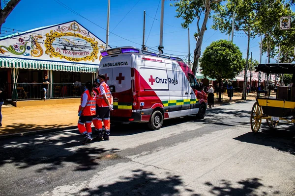 Seville, İspanya - 5 Mayıs 2022 'de İspanya' nın en ünlü festivali Feria de Sevilla 'da ambülans salgını nedeniyle iki yıllık yokluğunun ardından bu kutlama geri döndü.