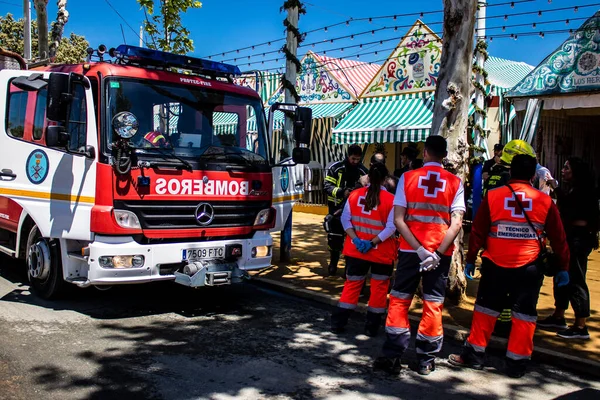 Seville, İspanya - 5 Mayıs 2022 'de İspanya' nın en ünlü festivali Feria de Sevilla 'da ambülans salgını nedeniyle iki yıllık yokluğunun ardından bu kutlama geri döndü.