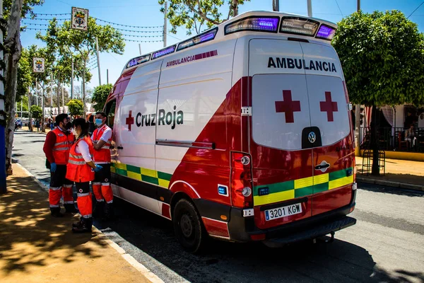 Seville, İspanya - 5 Mayıs 2022 'de İspanya' nın en ünlü festivali Feria de Sevilla 'da ambülans salgını nedeniyle iki yıllık yokluğunun ardından bu kutlama geri döndü.