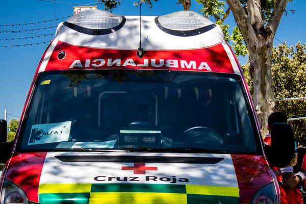 Seville, İspanya - 5 Mayıs 2022 'de İspanya' nın en ünlü festivali Feria de Sevilla 'da ambülans salgını nedeniyle iki yıllık yokluğunun ardından bu kutlama geri döndü.