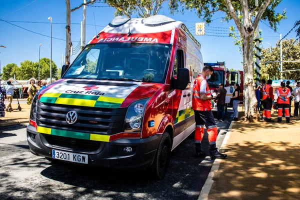 Seville, İspanya - 5 Mayıs 2022 'de İspanya' nın en ünlü festivali Feria de Sevilla 'da ambülans salgını nedeniyle iki yıllık yokluğunun ardından bu kutlama geri döndü.