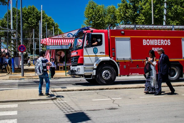 Seville, İspanya - 05 Mayıs 2022 İspanya 'nın en ünlü festivali Feria de Sevilla' ya müdahale eden İtfaiyeci iki yıllık yokluğundan sonra bir salgın nedeniyle geri döndü.