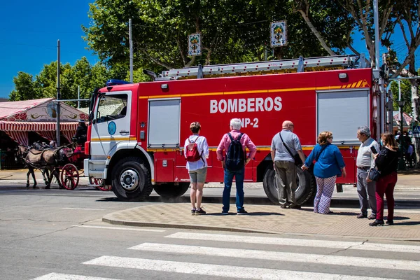 Seville, İspanya - 05 Mayıs 2022 İspanya 'nın en ünlü festivali Feria de Sevilla' ya müdahale eden İtfaiyeci iki yıllık yokluğundan sonra bir salgın nedeniyle geri döndü.