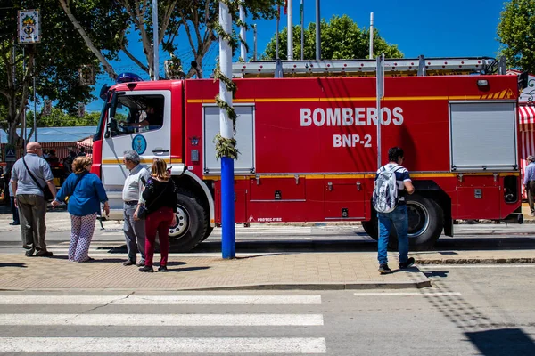 Seville, İspanya - 05 Mayıs 2022 İspanya 'nın en ünlü festivali Feria de Sevilla' ya müdahale eden İtfaiyeci iki yıllık yokluğundan sonra bir salgın nedeniyle geri döndü.