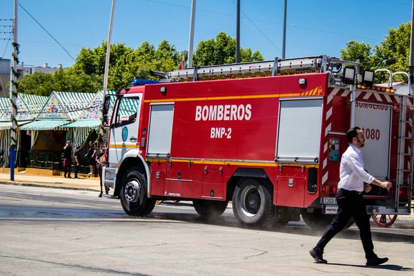 Seville, İspanya - 05 Mayıs 2022 İspanya 'nın en ünlü festivali Feria de Sevilla' ya müdahale eden İtfaiyeci iki yıllık yokluğundan sonra bir salgın nedeniyle geri döndü.