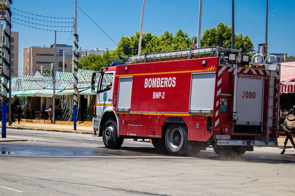 Seville, İspanya - 05 Mayıs 2022 İspanya 'nın en ünlü festivali Feria de Sevilla' ya müdahale eden İtfaiyeci iki yıllık yokluğundan sonra bir salgın nedeniyle geri döndü.