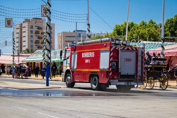 Seville, İspanya - 05 Mayıs 2022 İspanya 'nın en ünlü festivali Feria de Sevilla' ya müdahale eden İtfaiyeci iki yıllık yokluğundan sonra bir salgın nedeniyle geri döndü.
