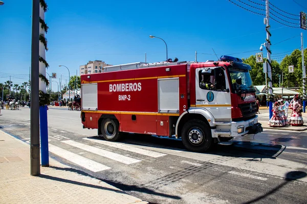 Seville, İspanya - 05 Mayıs 2022 İspanya 'nın en ünlü festivali Feria de Sevilla' ya müdahale eden İtfaiyeci iki yıllık yokluğundan sonra bir salgın nedeniyle geri döndü.
