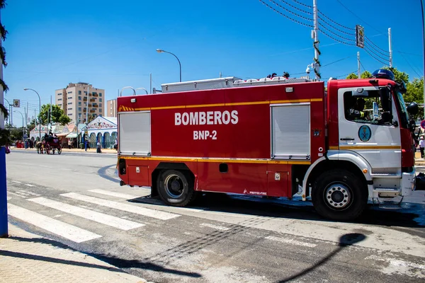 Seville, İspanya - 05 Mayıs 2022 İspanya 'nın en ünlü festivali Feria de Sevilla' ya müdahale eden İtfaiyeci iki yıllık yokluğundan sonra bir salgın nedeniyle geri döndü.