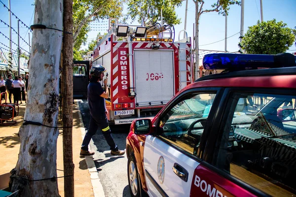 Seville, İspanya - 05 Mayıs 2022 İspanya 'nın en ünlü festivali Feria de Sevilla' ya müdahale eden İtfaiyeci iki yıllık yokluğundan sonra bir salgın nedeniyle geri döndü.