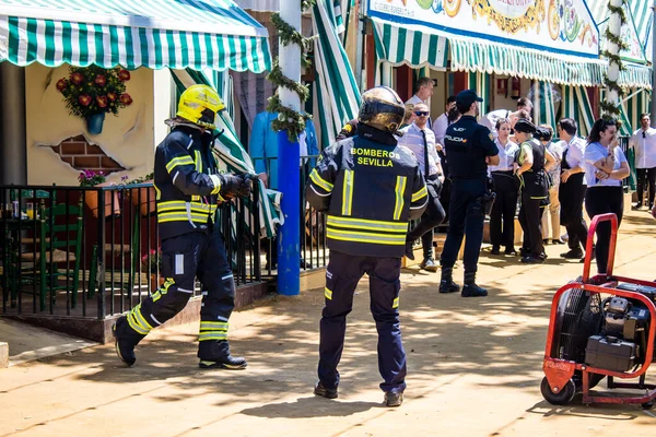 Seville, İspanya - 05 Mayıs 2022 İspanya 'nın en ünlü festivali Feria de Sevilla' ya müdahale eden İtfaiyeci iki yıllık yokluğundan sonra bir salgın nedeniyle geri döndü.