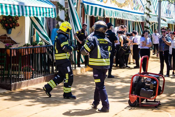 Seville, İspanya - 05 Mayıs 2022 İspanya 'nın en ünlü festivali Feria de Sevilla' ya müdahale eden İtfaiyeci iki yıllık yokluğundan sonra bir salgın nedeniyle geri döndü.