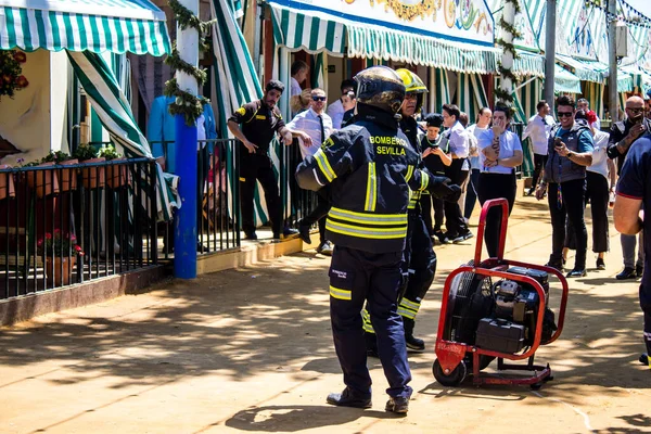 Seville, İspanya - 05 Mayıs 2022 İspanya 'nın en ünlü festivali Feria de Sevilla' ya müdahale eden İtfaiyeci iki yıllık yokluğundan sonra bir salgın nedeniyle geri döndü.
