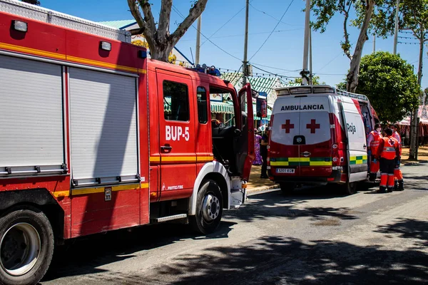 Seville, İspanya - 05 Mayıs 2022 İspanya 'nın en ünlü festivali Feria de Sevilla' ya müdahale eden İtfaiyeci iki yıllık yokluğundan sonra bir salgın nedeniyle geri döndü.