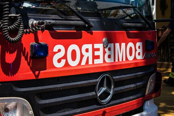 Seville, İspanya - 05 Mayıs 2022 İspanya 'nın en ünlü festivali Feria de Sevilla' ya müdahale eden İtfaiyeci iki yıllık yokluğundan sonra bir salgın nedeniyle geri döndü.