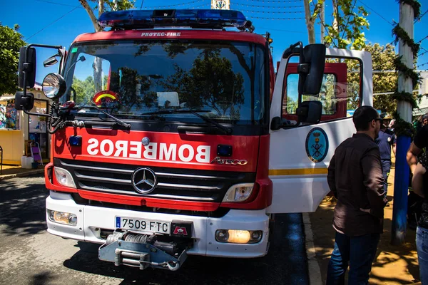 Seville, İspanya - 05 Mayıs 2022 İspanya 'nın en ünlü festivali Feria de Sevilla' ya müdahale eden İtfaiyeci iki yıllık yokluğundan sonra bir salgın nedeniyle geri döndü.