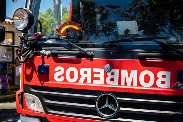 Seville, İspanya - 05 Mayıs 2022 İspanya 'nın en ünlü festivali Feria de Sevilla' ya müdahale eden İtfaiyeci iki yıllık yokluğundan sonra bir salgın nedeniyle geri döndü.