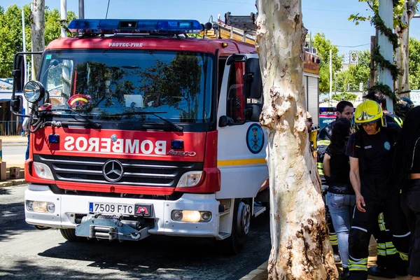 Seville, İspanya - 05 Mayıs 2022 İspanya 'nın en ünlü festivali Feria de Sevilla' ya müdahale eden İtfaiyeci iki yıllık yokluğundan sonra bir salgın nedeniyle geri döndü.