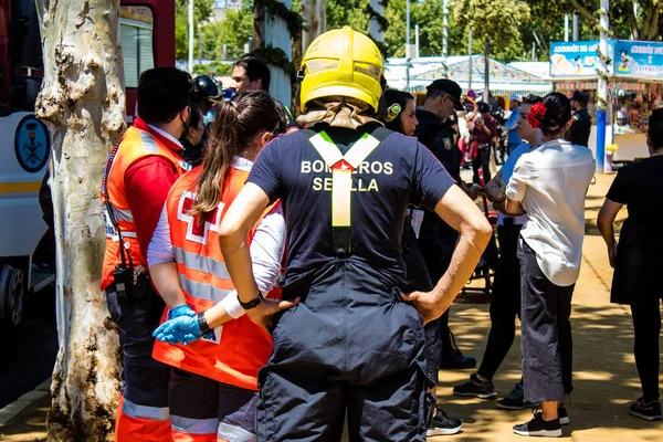 Seville, İspanya - 05 Mayıs 2022 İspanya 'nın en ünlü festivali Feria de Sevilla' ya müdahale eden İtfaiyeci iki yıllık yokluğundan sonra bir salgın nedeniyle geri döndü.