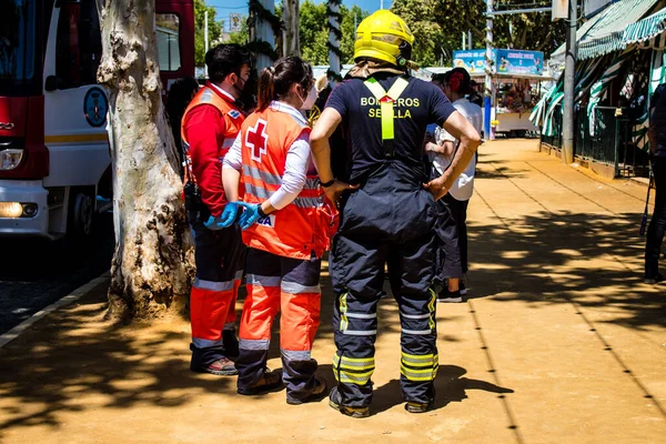 Seville, İspanya - 05 Mayıs 2022 İspanya 'nın en ünlü festivali Feria de Sevilla' ya müdahale eden İtfaiyeci iki yıllık yokluğundan sonra bir salgın nedeniyle geri döndü.