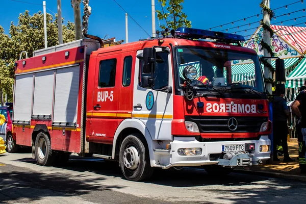 Seville, İspanya - 05 Mayıs 2022 İspanya 'nın en ünlü festivali Feria de Sevilla' ya müdahale eden İtfaiyeci iki yıllık yokluğundan sonra bir salgın nedeniyle geri döndü.