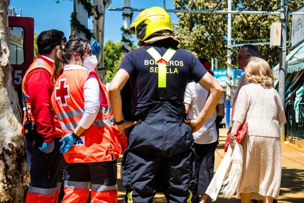 Seville, İspanya - 05 Mayıs 2022 İspanya 'nın en ünlü festivali Feria de Sevilla' ya müdahale eden İtfaiyeci iki yıllık yokluğundan sonra bir salgın nedeniyle geri döndü.