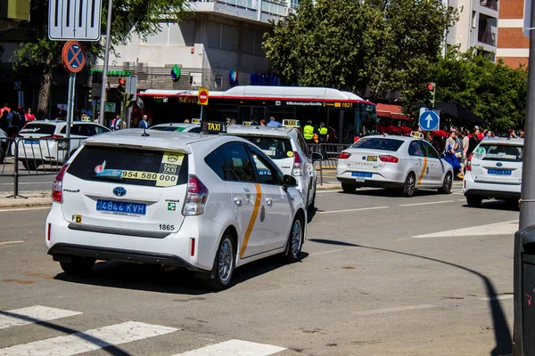 Seville, İspanya - 05 Mayıs 2022 İspanya 'nın en ünlü festivali Feria de Sevilla' da taksiler salgın hastalık nedeniyle iki yıllık yokluğundan sonra geri döndü.