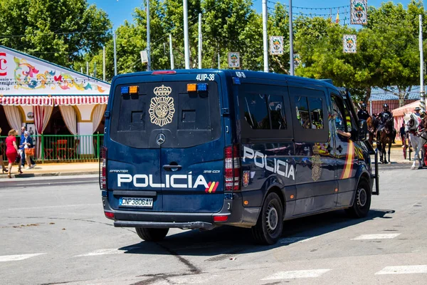 Seville, İspanya - 5 Mayıs 2022 İspanya 'nın en ünlü festivali olan Feria de Sevilla sırasında sokaklarda devriye gezen polis, iki yıl süren şiddetli salgından sonra geri döndü.
