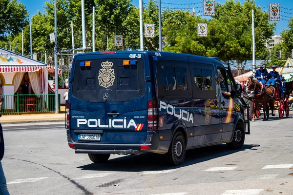 Seville, İspanya - 5 Mayıs 2022 İspanya 'nın en ünlü festivali olan Feria de Sevilla sırasında sokaklarda devriye gezen polis, iki yıl süren şiddetli salgından sonra geri döndü.