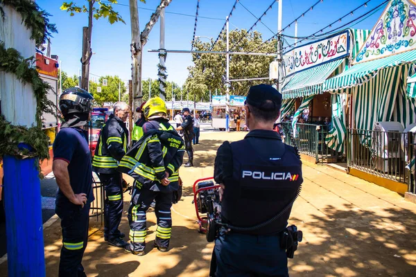 Seville, İspanya - 5 Mayıs 2022 İspanya 'nın en ünlü festivali olan Feria de Sevilla sırasında sokaklarda devriye gezen polis, iki yıl süren şiddetli salgından sonra geri döndü.