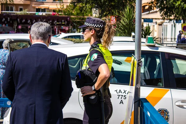 Seville, İspanya - 5 Mayıs 2022 İspanya 'nın en ünlü festivali olan Feria de Sevilla sırasında sokaklarda devriye gezen polis, iki yıl süren şiddetli salgından sonra geri döndü.