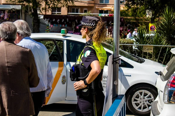 Seville, İspanya - 5 Mayıs 2022 İspanya 'nın en ünlü festivali olan Feria de Sevilla sırasında sokaklarda devriye gezen polis, iki yıl süren şiddetli salgından sonra geri döndü.