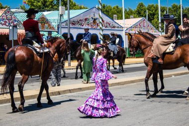 Seville, İspanya - 5 Mayıs 2022 Sevilya 'nın en ünlü festivali olan Feria de Seville' in koridorlarında geleneksel Endülüs tarzı giyinmiş