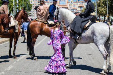 Seville, İspanya - 5 Mayıs 2022 Sevilya 'nın en ünlü festivali olan Feria de Seville' in koridorlarında geleneksel Endülüs tarzı giyinmiş